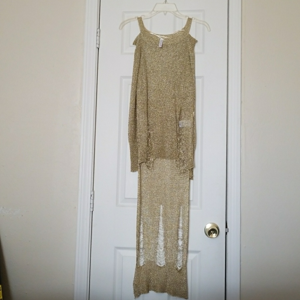 Beautiful Gold/ Peek a boo Shoulders Metallic Top